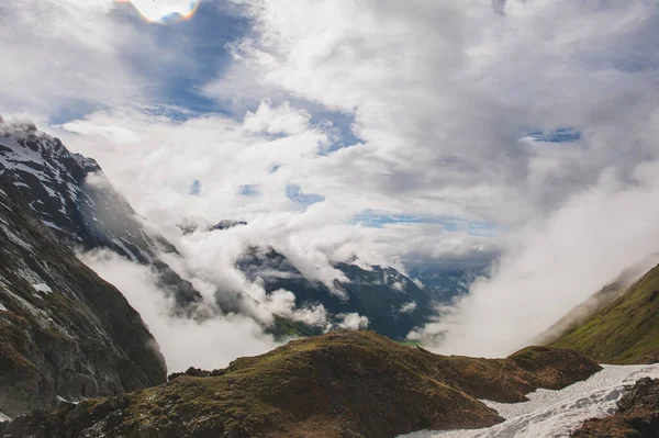 Schöne Berglandschaft Mit Schnee Nebel Und Wolken Freien — Stockfoto
