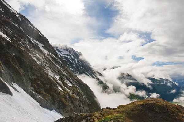 Hermoso Paisaje Montaña Con Nieve Niebla Nubes Aire Libre — Foto de Stock