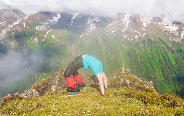 Mladá Žena Turista Dělá Cvičení Vrcholu Horské Venkovní — Stock fotografie