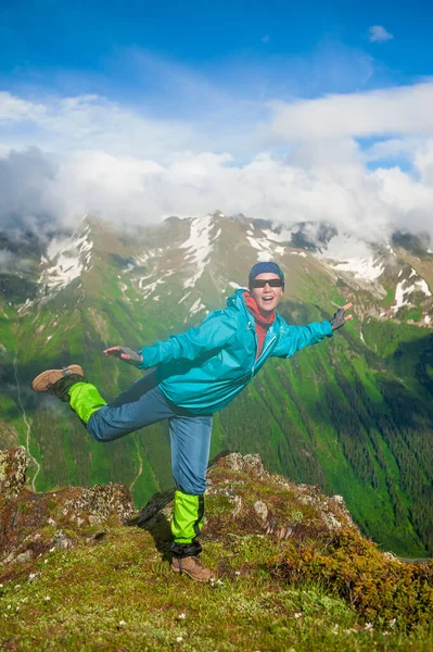 Joven Mujer Feliz Excursionista Turístico Cima Montaña Aire Libre — Foto de Stock