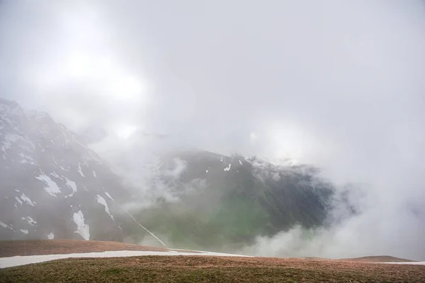 Peisaj Montan Frumos Zăpadă Ceață Nor Aer Liber — Fotografie, imagine de stoc