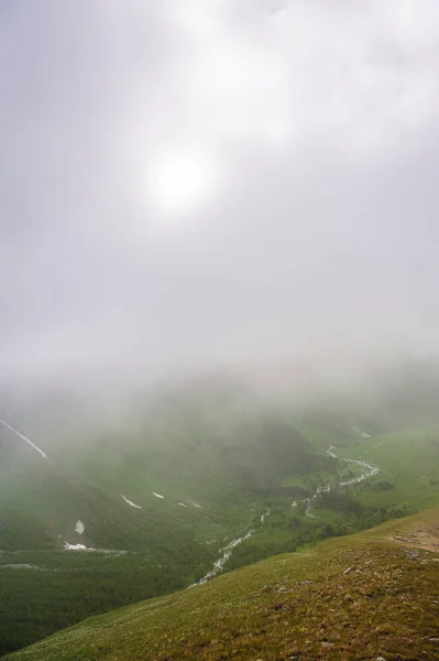 Hermoso Paisaje Brumoso Con Valle Del Prado Nubes Aire Libre — Foto de Stock