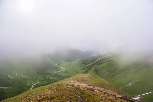 Krásná Krajina Loukou Údolí Mlhavé Mraky Venku — Stock fotografie