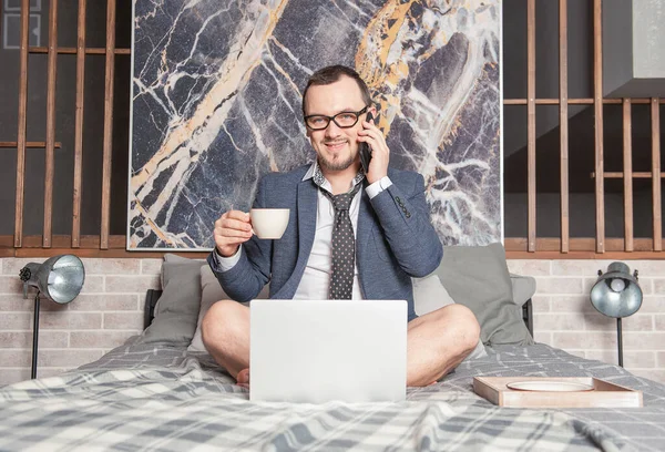 Junger Gutaussehender Barfuß Mann Anzug Arbeitet Hause Online Und Telefoniert — Stockfoto