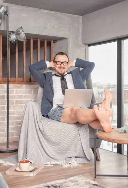Jovem Bonito Descalço Homem Vestindo Terno Cuecas Trabalhando Casa Line — Fotografia de Stock