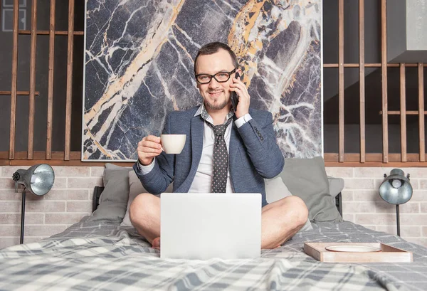 Joven Hombre Descalzo Guapo Usando Traje Trabajo Casa Línea Hablando — Foto de Stock