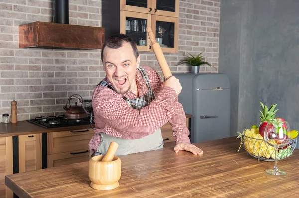 Vtipný Pohledný Ječící Naštvaný Muž Nosí Pinafore Válečkem Kuchyni — Stock fotografie