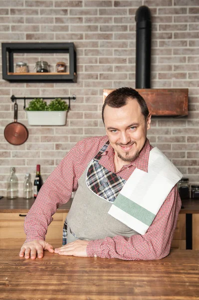 Engraçado Bonito Jovem Sorrindo Homem Vestindo Pinafore Com Toalha Cozinha — Fotografia de Stock