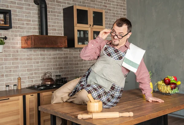 Funny Handsome Young Smiling Man Wearing Pinafore Towel Sitting Kitchen — Stock Photo, Image