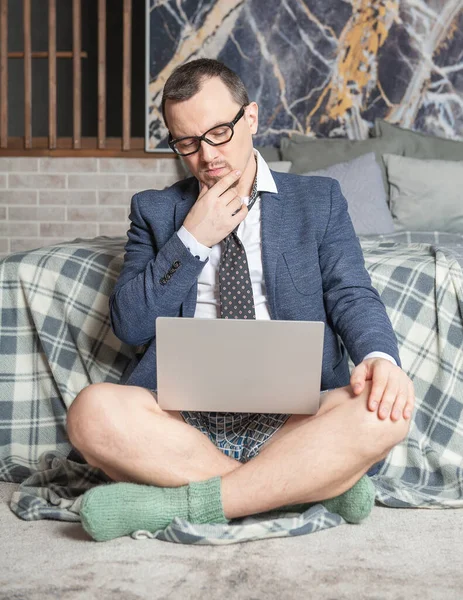 Junge Gut Aussehende Ernste Mann Trägt Anzug Und Unterhose Arbeiten — Stockfoto