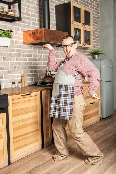Engraçado Feliz Bonito Sorrindo Homem Vestindo Pinafore Dançando Cozinha — Fotografia de Stock