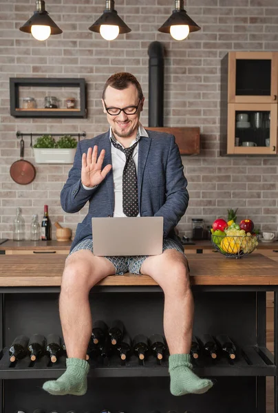 Takım Elbiseli Külotlu Yakışıklı Bir Adam Evdeki Bilgisayarda Toplantı Yapıyor — Stok fotoğraf