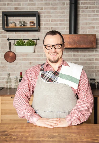 Grappig Knappe Jonge Glimlachende Man Met Pinafore Met Handdoek Keuken — Stockfoto