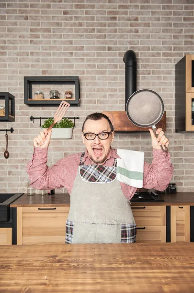 Grappig Knappe Schreeuwende Boze Man Draagt Pinafore Met Keukengerei — Stockfoto