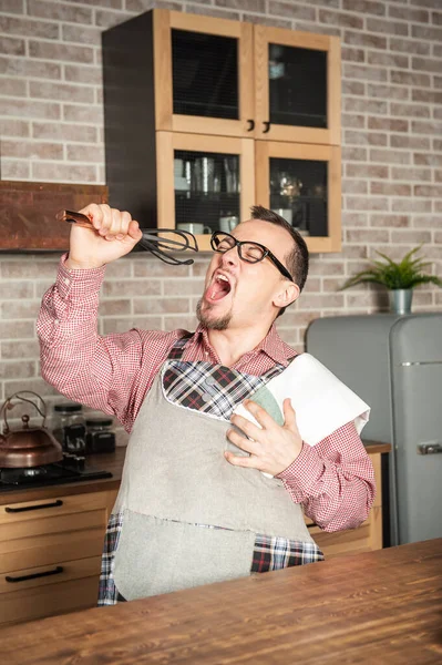 Komik Yakışıklı Gülümseyen Bezelyeli Havluyla Mutfakta Çırpıcıyla Şarkı Söyleyen Adam — Stok fotoğraf