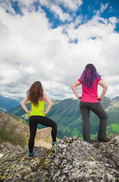 Twee Jonge Gelukkige Vrouw Wandelaar Staan Top Van Berg Outdoor — Stockfoto