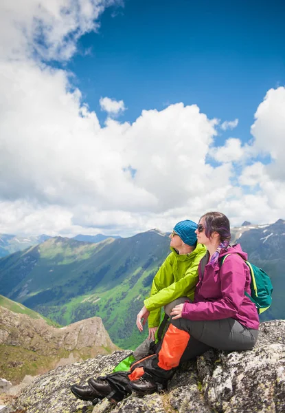 Genç Cesur Çift Kadın Erkek Yürüyüşçü Dağın Tepesinde Oturuyorlar — Stok fotoğraf
