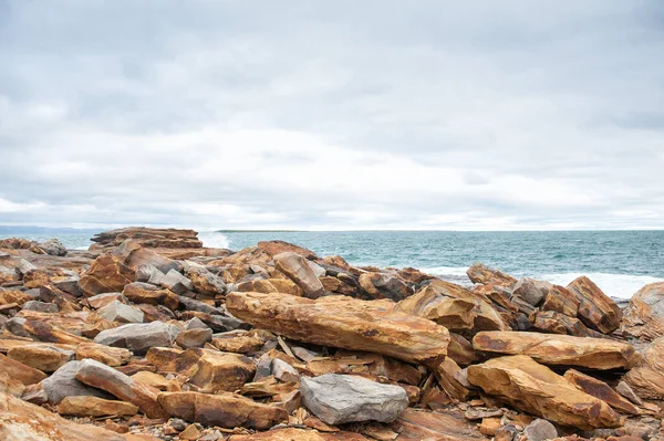 Stora Stenblock Röda Berg Och Hav Vågor Mot Den Dramatiska — Stockfoto