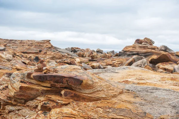 劇的な青空の背景に対する赤い岩の大きな岩 — ストック写真