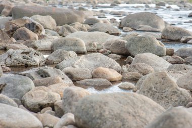 Gri farklı boyutlarda taş dokusu ve tasarım için su arkaplanı