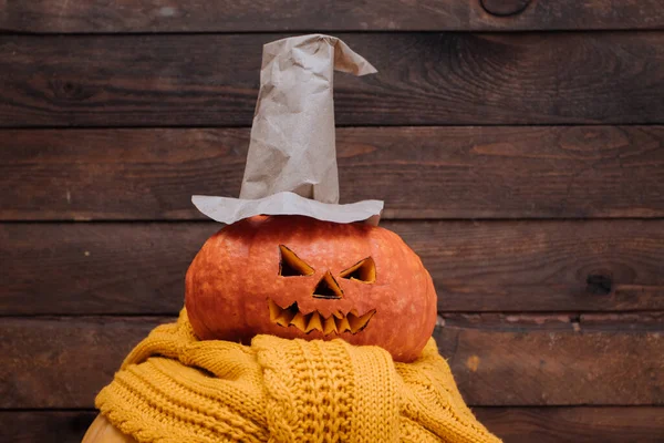 Halloween dynia z kapeluszem czarownice na drewnianym tle — Zdjęcie stockowe