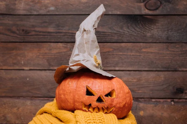 Halloween dynia z kapeluszem czarownice na żółty sweter — Zdjęcie stockowe