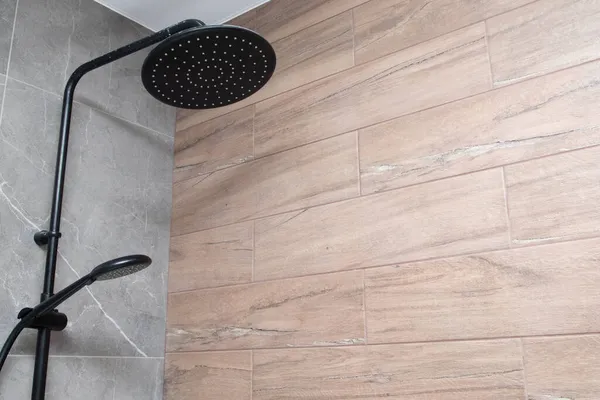 Siyah musluklu modern banyo banyosu