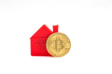 Beyaz arka planda izole edilmiş küçük ev ve altın bitcoin modeli