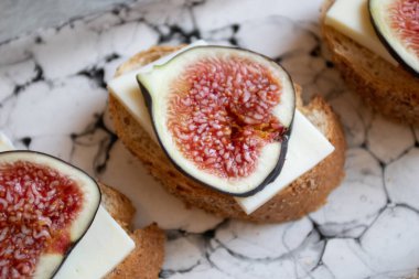 Mermer tabakta taze incirli sandviç. Seçici odak.