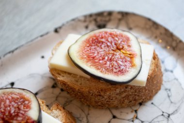 İncirli sandviçe yaklaş. Seçici odak.