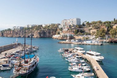 Limandaki eski Antalya limanı, Yat ve gemiler Antalya, Türkiye 10.22.2021.