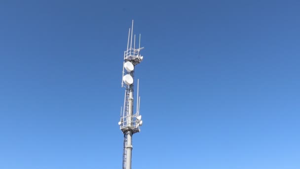 Torre celular, 5g Torre de comunicación móvil en el fondo del cielo azul — Vídeos de Stock