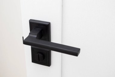 Siyah kapı kolu beyaz kapıda..