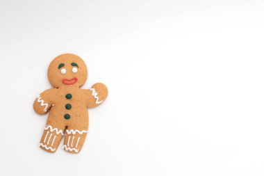 Beyaz zemin üzerinde zencefilli kurabiye ve boş alan.