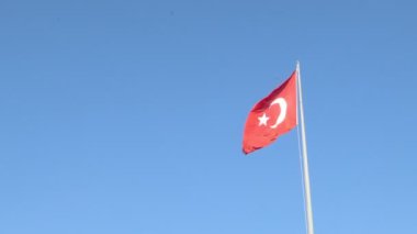 Türk bayrağı mavi gökyüzünde dalgalanıyor