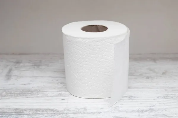 Een Rol Toiletpapier Een Witte Tafel — Stockfoto