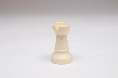 Satranç taşı beyaz arka planda düzgün..