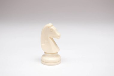 Beyaz arka planda şövalye satranç taşı.