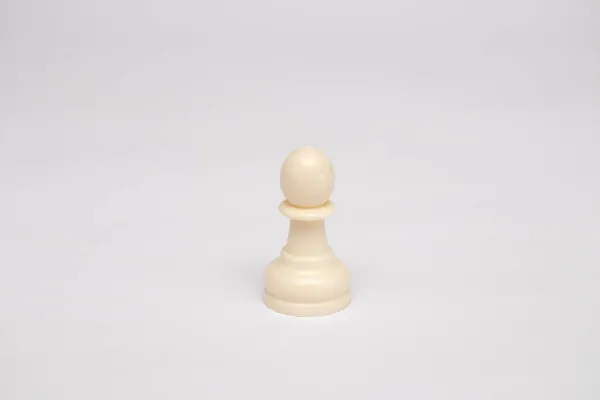 白色背景上的棋子白卒 — 图库照片