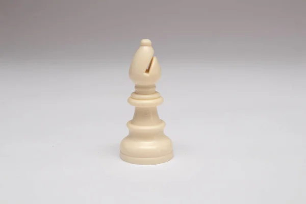 白色背景上的象棋片白象 — 图库照片