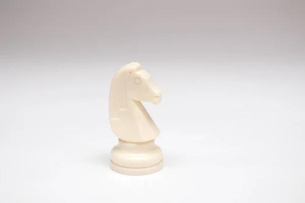 白色背景的骑士棋子 — 图库照片