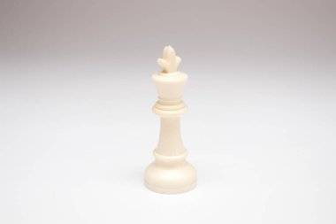 Beyaz Kral satranç taşını beyaz zemin üzerine.