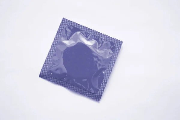 Verpakking Van Rood Condoom Witte Achtergrond — Stockfoto