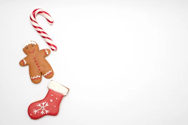 Рождественское Печенье Форме Пряничного Человечка Рождественский Носок Конфеты Белом Фоне — стоковое фото