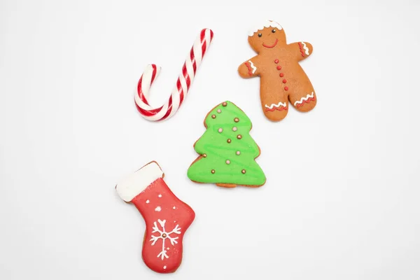 ジンジャーブレッドの男の形をしたクリスマスクッキーのセット クリスマスツリー 白い背景にクリスマスソックスとキャンディー — ストック写真