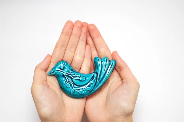 Uma Estatueta Pássaro Cerâmica Azul Mão Pássaro Azul Símbolo Felicidade — Fotografia de Stock