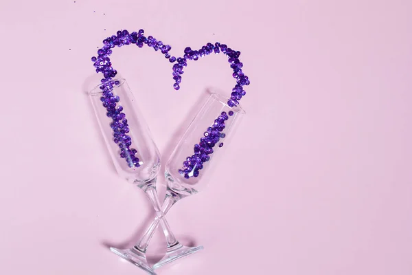 Verre Champagne Aux Paillettes Violettes Éparpillées Forme Cœur Conception Saint — Photo