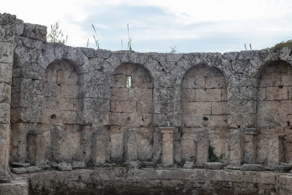 トルコのペルゲ帝国の古代都市 円形劇場の古代の列 アンタルヤ トルコ — ストック写真