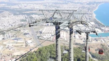 Bir şehir ve Akdeniz manzaralı kablolar.