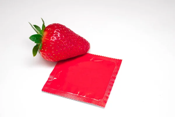 Beyaz Arka Planda Kırmızı Prezervatifli Çilek Seks Konsepti — Stok fotoğraf